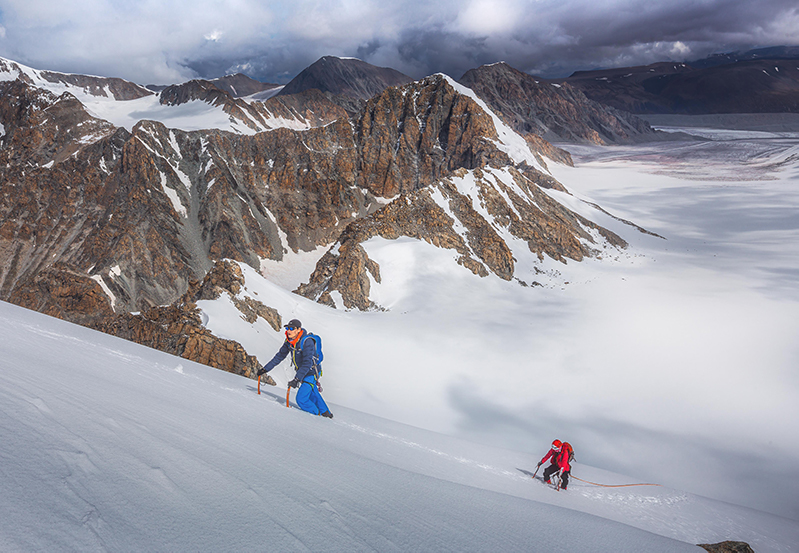 climbing to Khuiten peak